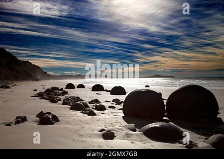 South Island, Neuseeland - 24. Mai 2012. Die Moeraki-Felsbrocken, Südinsel Neuseelands.Diese ungewöhnlichen sphärischen Felsformationen, verursacht durch Wellen-Eo Stockfoto