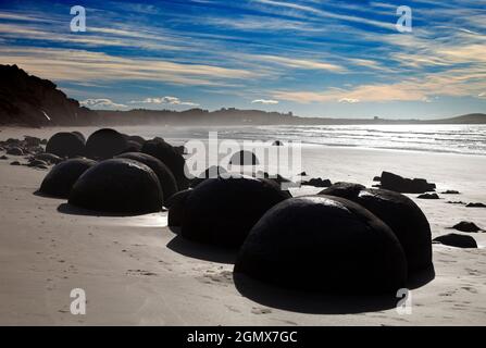 South Island, Neuseeland - 24. Mai 2012. Die Moeraki-Felsbrocken, Südinsel Neuseelands.Diese ungewöhnlichen sphärischen Felsformationen, verursacht durch Wellen-Eo Stockfoto