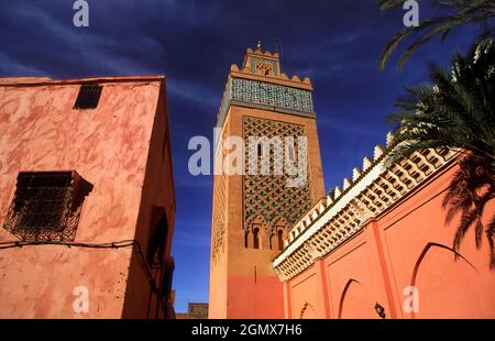 Marrakesch, Marokko - Februar 2004; die Kasbah-Moschee von Marrakesch, Marokko, wurde ursprünglich 1185-1190 vom Almohad-Kalifen Yaqub al-Mansour erbaut Stockfoto