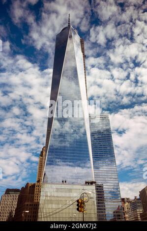 New York, USA - 3. November 2013 ein ikonischer Ort in einer ikonischen Stadt - Blick auf das neue One World Trade Center am Ground Zero, New York. Mit Betäubung Stockfoto