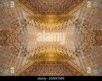 OLYMPUS DIGITAL CAMERAGranada, Spanien - 18. Juni 2015 der Palacio de la Madraza hat eine interessante Geschichte. Angefangen als mittelalterliche Madrassah, ein A Stockfoto