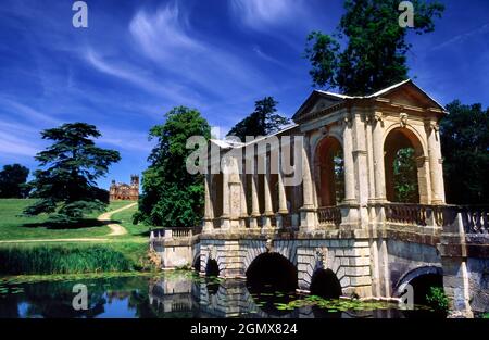 Stowe House ist ein wunderschönes Landhaus in Stowe, Buckinghamshire, England. Seine weitläufigen Gärten - bekannt als Stowe Landscape Gardens - sind eine feine Exa