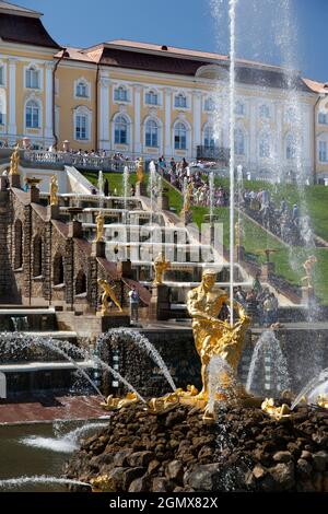 Peterhof Palace, St. Petersburg, Russland - 11. Juni 2011; Peterhof ist eine Reihe von Palästen und Gärten in Petergof außerhalb von St. Petersburg. Es war c Stockfoto