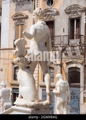 Palermo, Sizilien, Italien - 23. September 2019 Fontana Pretoria - der Praetorianische Brunnen ist ein einst beeindruckender Renaissance-Brunnen im Herzen von Stockfoto