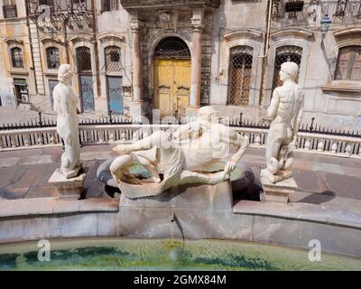 Palermo, Sizilien, Italien - 23. September 2019 Fontana Pretoria - der Praetorianische Brunnen ist ein einst beeindruckender Renaissance-Brunnen im Herzen von Stockfoto