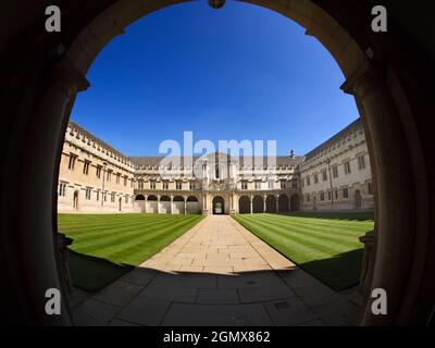 Oxford, England - 15. Mai 2015; keine Menschen im Blick. Das zentral in St. Giles gelegene St. John's College hat die einzigartige Auszeichnung, das reichste zu sein Stockfoto