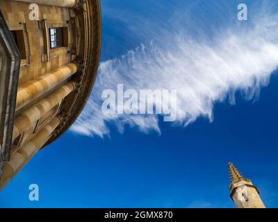 Oxford, England - 28. Oktober 2019 der Radcliffe Square liegt im Herzen des historischen Oxford. Im Mittelpunkt steht die runde Radcliffe Camera; diese di Stockfoto