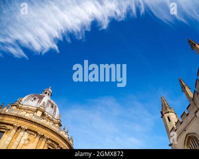 Oxford, England - 28. Oktober 2019 der Radcliffe Square liegt im Herzen des historischen Oxford. Im Mittelpunkt steht die runde Radcliffe Camera; diese di Stockfoto