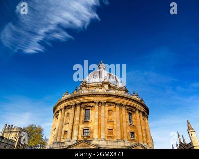 Oxford, England - 28. Oktober 2019 der Radcliffe Square liegt im Herzen des historischen Oxford. Im Mittelpunkt steht die runde Radcliffe Camera; diese di Stockfoto