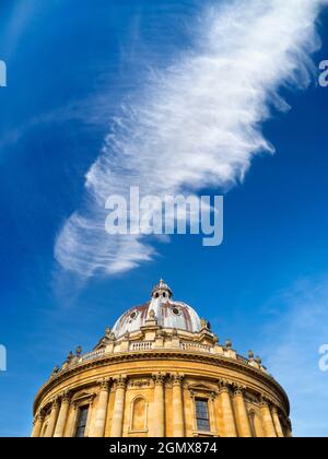 Oxford, England - 28. Oktober 2019 der Radcliffe Square liegt im Herzen des historischen Oxford. Im Mittelpunkt steht die runde Radcliffe Camera; diese di Stockfoto