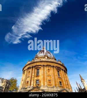 Oxford, England - 28. Oktober 2019 der Radcliffe Square liegt im Herzen des historischen Oxford. Im Mittelpunkt steht die runde Radcliffe Camera; diese di Stockfoto