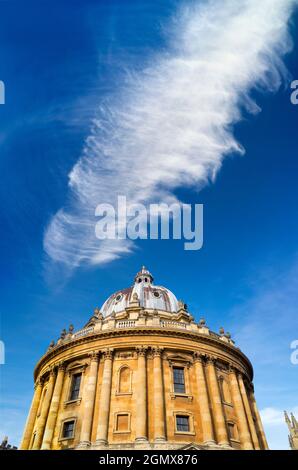 Oxford, England - 28. Oktober 2019 der Radcliffe Square liegt im Herzen des historischen Oxford. Im Mittelpunkt steht die runde Radcliffe Camera; diese di Stockfoto