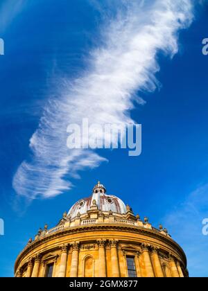 Oxford, England - 28. Oktober 2019 der Radcliffe Square liegt im Herzen des historischen Oxford. Im Mittelpunkt steht die runde Radcliffe Camera; diese di Stockfoto