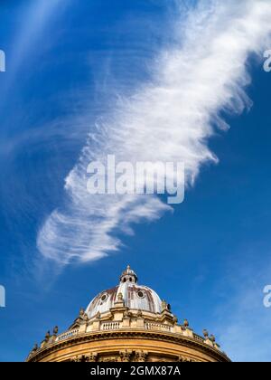 Oxford, England - 28. Oktober 2019 der Radcliffe Square liegt im Herzen des historischen Oxford. Im Mittelpunkt steht die runde Radcliffe Camera; diese di Stockfoto