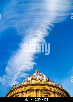 Oxford, England - 28. Oktober 2019 der Radcliffe Square liegt im Herzen des historischen Oxford. Im Mittelpunkt steht die runde Radcliffe Camera; diese di Stockfoto