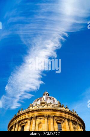 Oxford, England - 28. Oktober 2019 der Radcliffe Square liegt im Herzen des historischen Oxford. Im Mittelpunkt steht die runde Radcliffe Camera; diese di Stockfoto