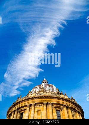 Oxford, England - 28. Oktober 2019 der Radcliffe Square liegt im Herzen des historischen Oxford. Im Mittelpunkt steht die runde Radcliffe Camera; diese di Stockfoto