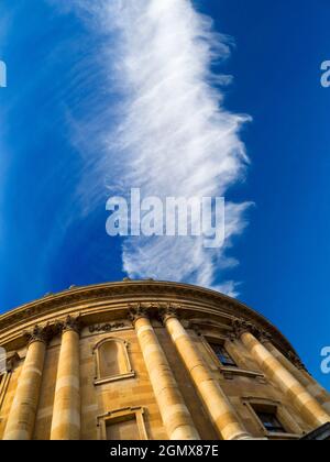 Oxford, England - 28. Oktober 2019 der Radcliffe Square liegt im Herzen des historischen Oxford. Im Mittelpunkt steht die runde Radcliffe Camera; diese di Stockfoto