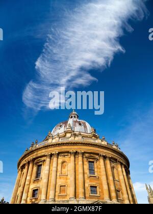 Oxford, England - 28. Oktober 2019 der Radcliffe Square liegt im Herzen des historischen Oxford. Im Mittelpunkt steht die runde Radcliffe Camera; diese di Stockfoto