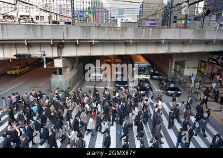 Osaka, Japan - 4. November 2005; vor der Pandemie könnten die Stoßzeiten in japanischen Städten furchterregend sein. Hier sehen wir Menschenmassen an einer Kreuzung und verstopften Verkehr Stockfoto