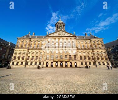 Amsterdam, Niederlande - 27. Mai 2016; vier Personen im Blick. Der Königspalast von Amsterdam wurde im Goldenen Zeitalter der Niederlande im Jahr 17 als Rathaus erbaut Stockfoto