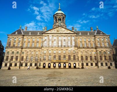 Amsterdam, Niederlande - 27. Mai 2016; eine Person im Blick, vorbeigehend. Der Königspalast von Amsterdam wurde als Rathaus während des Goldenen Niederländischen erbaut Stockfoto