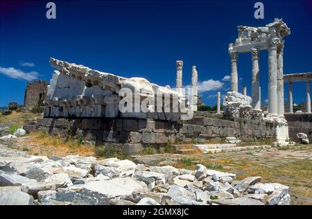 Pergamon, Türkei - Juni 2003; Dies ist der rekonstruierte Trajanstempel in Pergamon. Pergamon war eine antike griechische Stadt und Zentrum des Lernens in AE Stockfoto