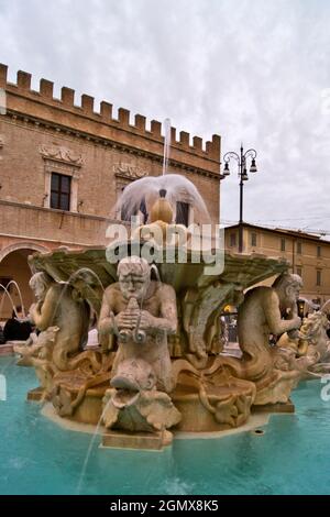 Leute Von Platz, Brunnen, Pesaro, Marken, Italien, Europa Stockfoto