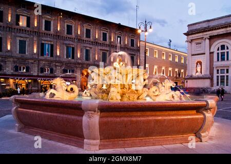 Menschen Auf Dem Platz, Brunnen, Nachtlandschaft, Pesaro, Marken, Italien, Europa Stockfoto