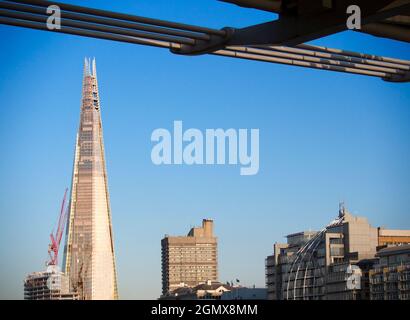 London, England, 2012; Hier sind zwei moderne Ikonen der Londoner Architektur, zum Preis von einem. The Shard ist ein 95-stöckiges Hochhaus in Southwark, Londo Stockfoto