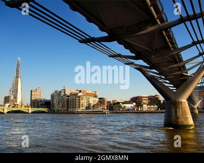 London, England, 2012; Hier sind zwei moderne Ikonen der Londoner Architektur, zum Preis von einem. The Shard ist ein 95-stöckiges Hochhaus in Southwark, Londo Stockfoto