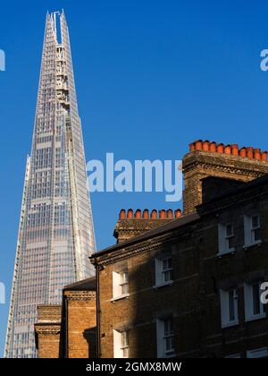 The Shard ist ein 95-stöckiges Hochhaus in Southwark, London. An der London Bridge gelegen und 309.6 Meter (1,016 Fuß) hoch, ist es derzeit der hohe Stockfoto