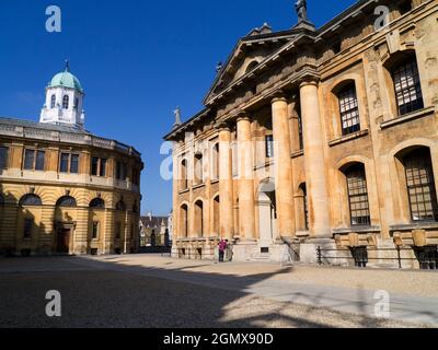 Oxford, England - 2020 zwei berühmte klassische Gebäude im Herzen von Oxford - das Sheldonian Theatre (links) und das Clarendon Building (rechts) können sein Stockfoto