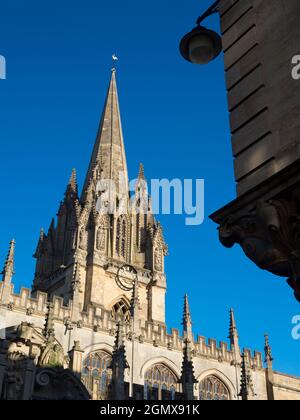 Oxford, England - 18. Januar 2020; keine Menschen im Blick. Die University Church of St Mary the Virgin ist eine prominente Oxford Kirche im Norden Stockfoto