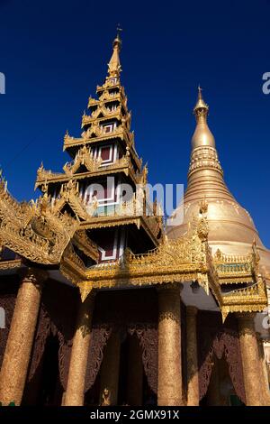 Yangon, Myanmar - 23. Januar 2013. Die Shwedagon-Pagode liegt auf dem Singuttara-Hügel im Zentrum von Yangon (Rangun), Myanmar, und ist die heiligste buddhistische Pagode Stockfoto