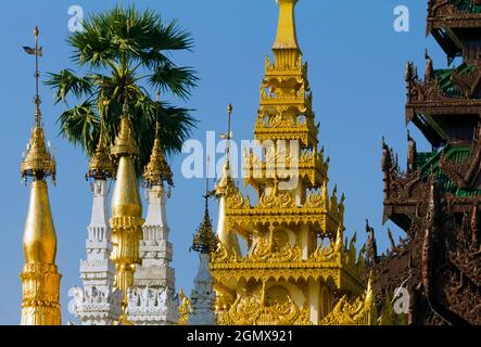 Die Shwedagon-Pagode liegt auf dem Singuttara-Hügel im Zentrum von Yangon (Rangun), Myanmar, und ist, wie man glauben kann, die heiligste buddhistische Pagode in Myanmar Stockfoto