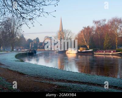Abingdon, England - 4. Dezember Abingdon behauptet, die älteste Stadt in England zu sein. Wenn Sie an einem schönen Sommermorgen an der mittelalterlichen Brücke vorbeigehen Stockfoto