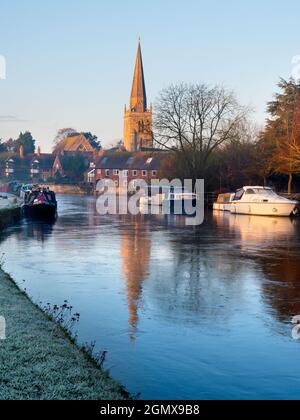 Abingdon, England - 4. Dezember Abingdon behauptet, die älteste Stadt in England zu sein. Wenn Sie an einem schönen Sommermorgen an der mittelalterlichen Brücke vorbeigehen Stockfoto