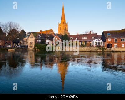 Abingdon, England - 4. Dezember Abingdon behauptet, die älteste Stadt in England zu sein. Wenn Sie an einem schönen Sommermorgen an der mittelalterlichen Brücke vorbeigehen Stockfoto
