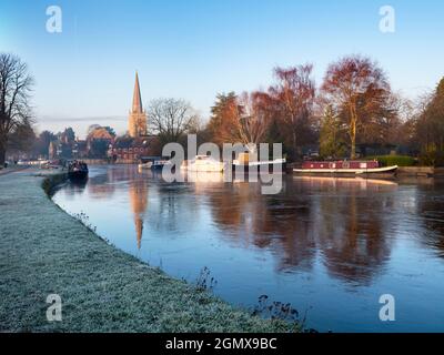 Abingdon, England - 4. Dezember Abingdon behauptet, die älteste Stadt in England zu sein. Wenn Sie an einem schönen Sommermorgen an der mittelalterlichen Brücke vorbeigehen Stockfoto
