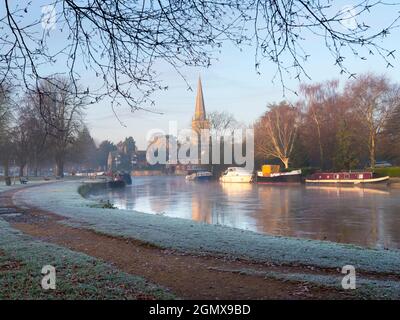 Abingdon, England - 4. Dezember Abingdon behauptet, die älteste Stadt in England zu sein. Wenn Sie an einem schönen Sommermorgen an der mittelalterlichen Brücke vorbeigehen Stockfoto