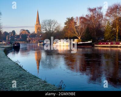 Abingdon, England - 4. Dezember Abingdon behauptet, die älteste Stadt in England zu sein. Wenn Sie an einem schönen Sommermorgen an der mittelalterlichen Brücke vorbeigehen Stockfoto