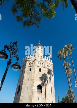 Sevilla, Andalusien, Spanien - 31. Mai 2016; keine Menschen im Blick. Der Torre del Oro (Turm des Goldes) ist ein berühmtes Wahrzeichen der Stadt Sevilla in Andalusien Stockfoto