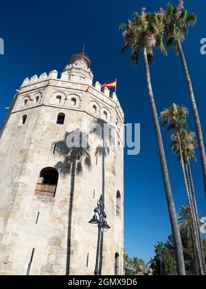 Sevilla, Andalusien, Spanien - 31. Mai 2016; keine Menschen im Blick. Der Torre del Oro (Turm des Goldes) ist ein berühmtes Wahrzeichen der Stadt Sevilla in Andalusien Stockfoto