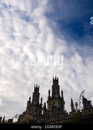 Oxford, England - 3. Dezember 2019 All Souls College wurde 1438 von Heinrich VI. Von England und dem Erzbischof von Canterbury gegründet. Einzigartig für alle Sou Stockfoto