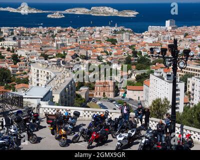 Marseille, Frankreich - 20. Juni 2013; mehrere Menschen im Blick. Notre-Dame de la Garde (Unsere Liebe Frau von der Garde), ist eine katholische Basilika in Marseille, Frankreich Stockfoto