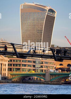 Zwei moderne architektonische Ikonen Londons - eine liebte, eine hasste. Eröffnet im Jahr 2015, 20 Fenchurch Street ist ein kommerzieller Wolkenkratzer befindet sich in der Hi Stockfoto