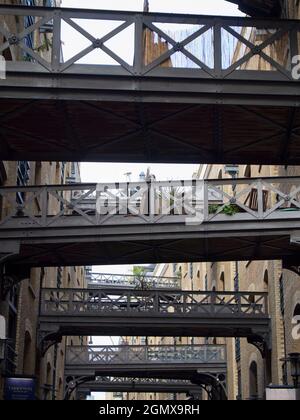 SHAD Thames ist heute das beste erhaltene Beispiel für eine Art Handelsstraße, die vor der Gentrifizierung und Entwicklung im Londoner Dockland üblich war Stockfoto