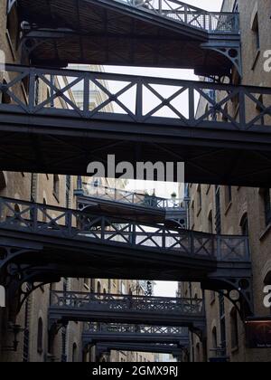 SHAD Thames ist heute das beste erhaltene Beispiel für eine Art Handelsstraße, die vor der Gentrifizierung und Entwicklung im Londoner Dockland üblich war Stockfoto