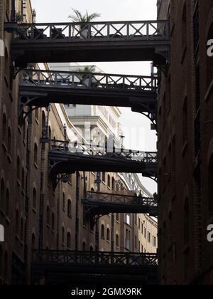 SHAD Thames ist heute das beste erhaltene Beispiel für eine Art Handelsstraße, die in den Londoner Docklands vor ihrer Gentrifizierung und Entwicklung üblich war Stockfoto